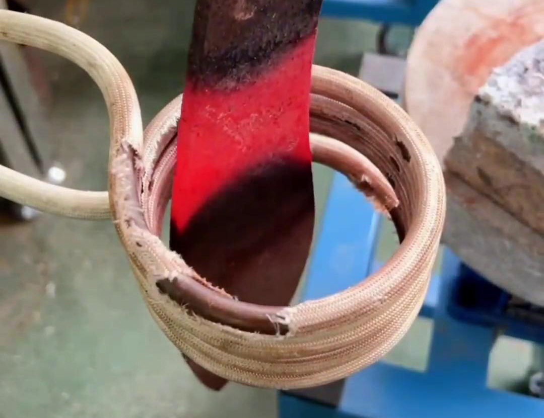 6毫米厚的鋼板，在這臺(tái)高頻感應(yīng)加熱機(jī)上加熱幾秒鐘就紅透