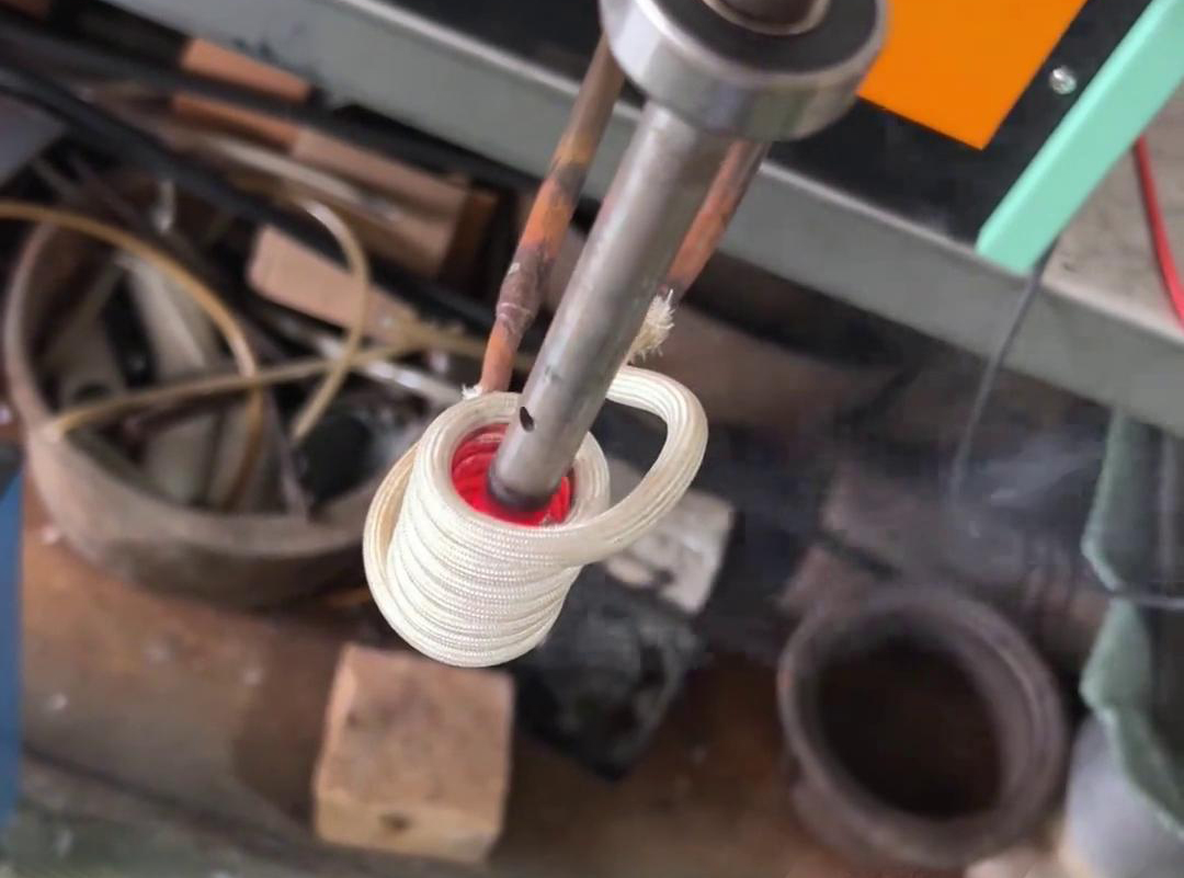 高頻加熱設(shè)備用在金屬加工、熱處理、焊接、熔煉等多個(gè)領(lǐng)域