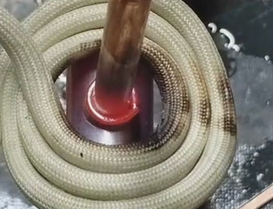 高頻焊機(jī)廣泛應(yīng)用于空調(diào)、制冷、水暖等領(lǐng)域中的三通分支銅管焊接