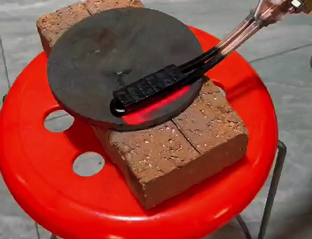 手持式感應(yīng)加熱設(shè)備，一款集高效、精準(zhǔn)、便捷于一身的工業(yè)神器