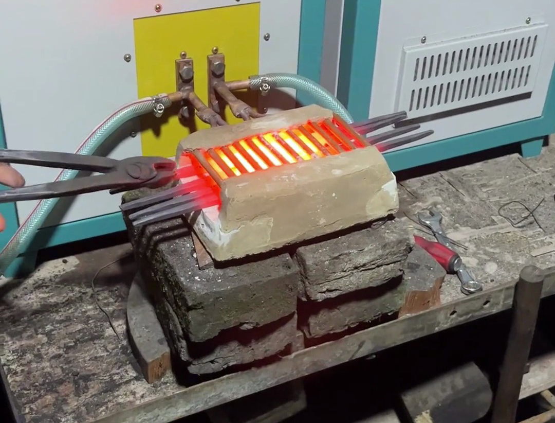 選擇高頻加熱爐進(jìn)行棒料加熱退火打鐵是高效、優(yōu)質(zhì)的選擇