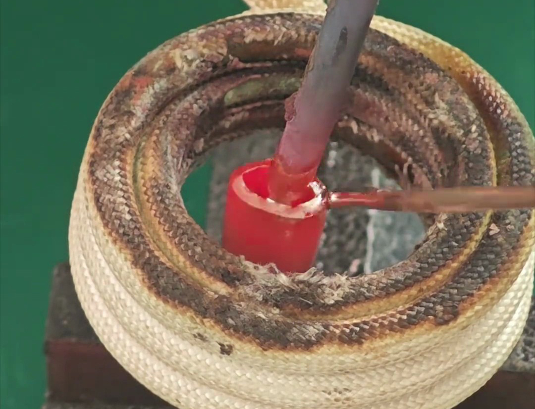 高頻銅管焊接機(jī)對(duì)銅管進(jìn)行快速、高效焊接的專業(yè)設(shè)備