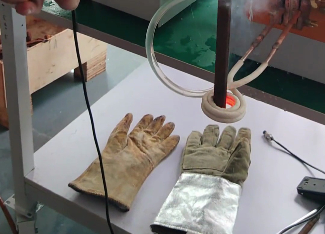 25KW型號的高頻加熱機(jī)用來做淬火、退火、焊接、熔煉等熱處理工藝