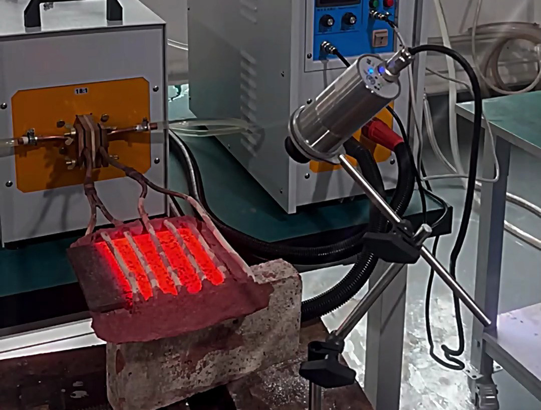 這款帶紅外溫控檢測的高頻感應(yīng)加熱機(jī)，它支持最高正負(fù)5度的溫度控制